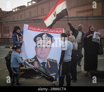 (140103) -- KAIRO, 3. Januar 2014 (Xinhua) -- Pro-militärische Demonstranten halten ein Poster von Abdel Fattah el-Sisi, Ägyptens Verteidigungsminister, während einer Demonstration in der Nähe des Tahrir-Platzes in Kairo, der Hauptstadt Ägyptens, am 3. Januar 2014.(Xinhua/Pan Chaoyue) ÄGYPTEN-KAIRO-DEMONSTRATION PUBLICATIONxNOTxINxCHN Kairo 3. Januar 2014 XINHUA pro Militärprotestierende Halten ein Poster von Abdel Fattah El Sisi ägyptische Verteidigungsminister während einer Demonstration in der Nähe des Tahrir-Platzes in der ägyptischen Hauptstadt Kairo AM 3. Januar 2014 XINHUA Pan Chaoyue Egypt Cairo Demonstration PUBLICATIONxNOTxINxCHN Stockfoto