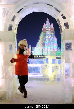 (140105) -- HARBIN, 5. Januar 2014 (Xinhua) -- Ein Besucher posiert für Fotos in der Eis- und Schneelandschaft in Harbin, Hauptstadt der nordöstlichen Provinz Heilongjiang, 5. Januar 2014. Das 30. Harbin International Ice and Snow Festival eröffnete hier am Sonntagabend. Harbins Eis- und Schneetourismus hat sich seit 1963 50 Jahre lang entwickelt. (Xinhua/Wang Jianwei) (zc) CHINA-HARBIN-ICE AND SNOW FESTIVAL (CN) PUBLICATIONxNOTxINxCHN Harbin Jan 5 2014 XINHUA ein Besucher posiert für Fotos in der EIS- und Schneewelt in Harbin, Hauptstadt von Nordostchina, Provinz Heilongjiang, Januar 5 2014 der 30. Harbin Internat Stockfoto