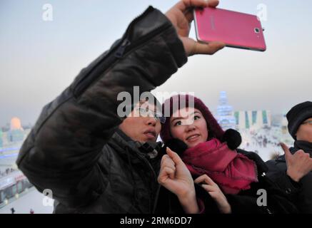 (140105) -- HARBIN, 5. Januar 2014 (Xinhua) -- Besucher fotografieren sich selbst in der Eis- und Schneelandschaft in Harbin, Hauptstadt der nordöstlichen Provinz Heilongjiang, 5. Januar 2014. Das 30. Harbin International Ice and Snow Festival eröffnete hier am Sonntagabend. Harbins Eis- und Schneetourismus hat sich seit 1963 50 Jahre lang entwickelt. (Xinhua/Wang Jianwei) (zc) CHINA-HARBIN-EIS UND SCHNEE FESTIVAL (CN) PUBLICATIONxNOTxINxCHN Harbin 5. Januar 2014 XINHUA-Besucher machen Fotos von sich selbst in der EIS und Schnee Welt in Harbin Hauptstadt von Nordostchina S Heilongjiang Provinz 5. Januar 2014 The Stockfoto