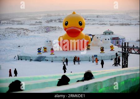 (140105) -- HARBIN, 5. Januar 2014 (Xinhua) -- Besuchertour in der Eis- und Schneelandschaft in Harbin, Hauptstadt der nordöstlichen Provinz Heilongjiang, 5. Januar 2014. Das 30. Harbin International Ice and Snow Festival eröffnete hier am Sonntagabend. Harbins Eis- und Schneetourismus hat sich seit 1963 50 Jahre lang entwickelt. (Xinhua/Wang Jianwei) (zc) CHINA-HARBIN-EIS UND SCHNEE FESTIVAL (CN) PUBLICATIONxNOTxINxCHN Harbin 5. Januar 2014 XINHUA Visitors Tour in der EIS- und Schneewelt in Harbin Hauptstadt von Nordostchina S Heilongjiang 5. Januar 2014 das 30. Internationale EIS- und Schneefestival von Harbin Stockfoto