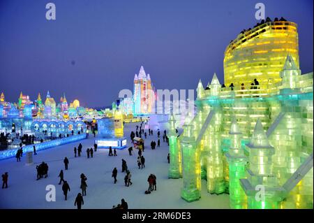 (140105) -- HARBIN, 5. Januar 2014 (Xinhua) -- Besuchertour in der Eis- und Schneelandschaft in Harbin, Hauptstadt der nordöstlichen Provinz Heilongjiang, 5. Januar 2014. Das 30. Harbin International Ice and Snow Festival eröffnete hier am Sonntagabend. Harbins Eis- und Schneetourismus hat sich seit 1963 50 Jahre lang entwickelt. (Xinhua/Wang Jianwei) (zc) CHINA-HARBIN-EIS UND SCHNEE FESTIVAL (CN) PUBLICATIONxNOTxINxCHN Harbin 5. Januar 2014 XINHUA Visitors Tour in der EIS- und Schneewelt in Harbin Hauptstadt von Nordostchina S Heilongjiang 5. Januar 2014 das 30. Internationale EIS- und Schneefestival von Harbin Stockfoto