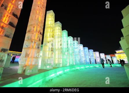 (140105) -- HARBIN, 5. Januar 2014 (Xinhua) -- Besuchertour in der Eis- und Schneelandschaft in Harbin, Hauptstadt der nordöstlichen Provinz Heilongjiang, 5. Januar 2014. Das 30. Harbin International Ice and Snow Festival eröffnete hier am Sonntagabend. Harbins Eis- und Schneetourismus hat sich seit 1963 50 Jahre lang entwickelt. (Xinhua/Wang Jianwei) (zc) CHINA-HARBIN-EIS UND SCHNEE FESTIVAL (CN) PUBLICATIONxNOTxINxCHN Harbin 5. Januar 2014 XINHUA Visitors Tour in der EIS- und Schneewelt in Harbin Hauptstadt von Nordostchina S Heilongjiang 5. Januar 2014 das 30. Internationale EIS- und Schneefestival von Harbin Stockfoto