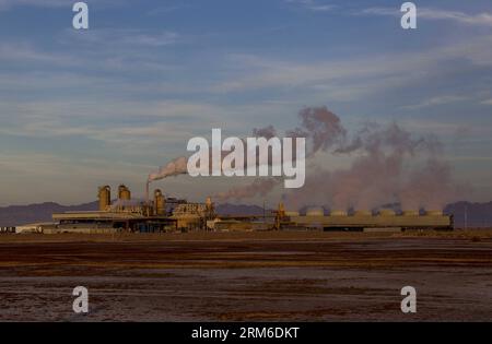 (140106) --LOS ANGELES, Jan. 6, 2014 (Xinhua) -- A factory is seen near the Salton Sea in Bombay Beach, California, Jan. 4, 2014. In March 2012, the California Supreme Court upheld a massive water transfer system that would likely cut off the agricultural runoff that replenishes California s biggest lake, the Salton Sea. If the lake dries up, environmentalists and health advocates fear it will kick up toxic dust laced with selenium and arsenic that could spread across Southern California. (Xinhua/Zhao Hanrong) (bxq) US-LOS ANGELES-SALTON SEA PUBLICATIONxNOTxINxCHN   Los Angeles Jan 6 2014 XINH Stock Photo