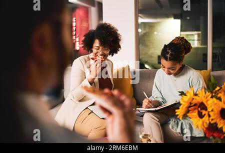 Pizza, Essen und Leute, die nachts im Büro sitzen, in glücklicher Zusammenarbeit mit dem Team, das gemeinsam in der Pause am Arbeitsplatz isst. Business, Abendessen und Personal Stockfoto