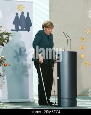 (140107) -- BERLIN, 7. Januar 2014 (Xinhua) -- Bundeskanzlerin Angela Merkel steht mit Krücken auf einem Empfang mit jungen Sängerinnen und Sängern im Bundeskanzleramt in Berlin, Hauptstadt Deutschlands, am 7. Januar 2014. (Xinhua/Zhang Fan) GERMANY-BERLIN-MERKEL-PRESENCE PUBLICATIONxNOTxINxCHN Berlin Jan 7 2014 XINHUA Bundeskanzlerin Angela Merkel steht mit Krücken, als sie AM 7. Januar 2014 einen Empfang mit Young Carol Singers IM Kanzleramt in der Hauptstadt von Berlin besucht XINHUA Zhang Supporter Germany Berlin Merkel Presence PUBLICTxCHIOxN Stockfoto