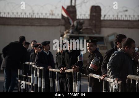 (140108) -- KAIRO, 8. Januar 2014 (Xinhua) -- Polizeibeamte stehen vor der Polizeiakademie, wo die zweite Gerichtsverhandlung des ägyptischen Präsidenten Mohamed Mursi stattfinden sollte, in Kairo, Ägypten, 8. Januar 2014. Das Kairoer Strafgericht vertagte am Mittwoch den Prozess gegen den vertriebenen Präsidenten Mohamed Mursi wegen der Anstiftung zum Töten von Demonstranten auf den 1. Februar, da das schlechte Wetter seinen Transport zum Gericht verhinderte, berichtete das staatliche Fernsehen. (Xinhua/Pan Chaoyue)(hy) EGYPT-POLITICS-MURSI-TRIAL-ADJOURNED PUBLICATIONxNOTxINxCHN Cairo Jan 8 2014 XINHUA Polizeibeamte stehen außerhalb der Polizei in Wachdienst Stockfoto