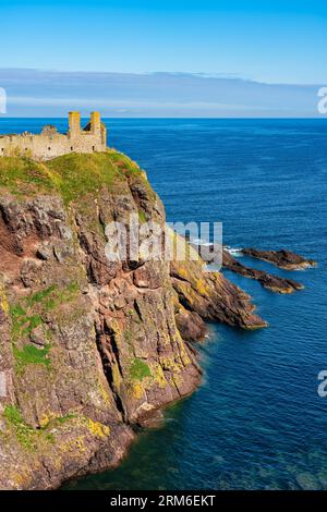 Ruinen von Dunnottar Castle auf den Klippen mit Blick auf das Meer östlich der Küste Schottlands. Stockfoto