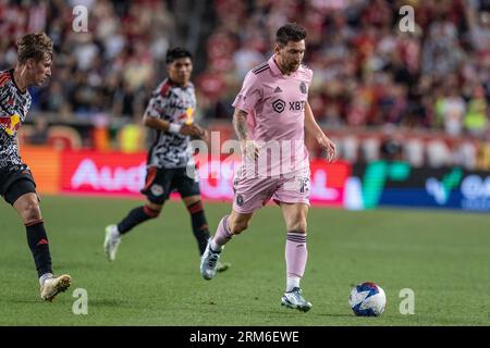 Lionel Messi (10) von Inter Miami kontrolliert den Ball während des regulären MLS-Saisonspiels gegen die Red Bulls in der Red Bull Arena in Harrison, New Jersey am 26. August 2023 Stockfoto