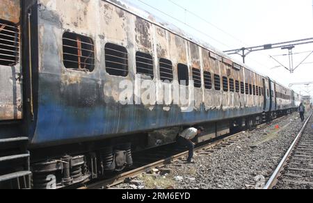 (140109) -- THANE, 8. Januar 2014 (Xinhua) -- Foto aufgenommen am 8. Januar 2014 zeigt verbrannte Reisebusse von Mumbai-Dehradun Express, die bei Dahanu im indischen Bezirk Thane in Brand gerieten. Neun Menschen, darunter eine Frau, wurden bei einem Großbrand, der auf dem Schnellzug im westindischen Bundesstaat Maharashtra in den frühen Morgenstunden des Mittwochs ausbrach, zu Tode gebrannt, sagte ein leitender Polizeibeamter. (Xinhua/Stringer) INDIA-MAHARASHTRA-EXPRESS TRAIN-FIRE PUBLICATIONxNOTxINxCHN 8. Januar 2014 XINHUA Foto aufgenommen AM 8. Januar 2014 zeigt verbrannte Reisebusse von Mumbai Shipping, die in Distric Feuer gefangen haben Stockfoto