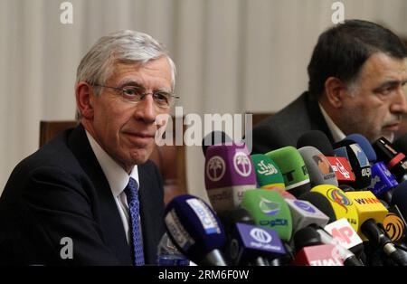 (140108) -- TEHERAN, 8. Januar 2014 (Xinhua) -- der ehemalige britische Außenminister Jack Straw (L) spricht während einer Pressekonferenz in Teheran, der Hauptstadt des Iran, am 8. Januar 2014. Stroh sagte hier am Mittwoch, dass die Anwesenheit des Iran auf der Friedenskonferenz über Syrien dazu beitragen wird, die Krise im arabischen Staat zu lösen. (Xinhua/Ahmad Halabisaz) IRAN-JACK STROHPRESSEKONFERENZ-SYRIEN PUBLICATIONxNOTxINxCHN TEHERAN 8. Januar 2014 XINHUA der ehemalige britische Außenminister Jack Straw l spricht während einer Pressekonferenz in TEHERAN Hauptstadt des Iran AM 8. Januar 2014 sagte Straw hier Mittwoch Thatcher Iran S Präsenz in der Friedenskonvention Stockfoto