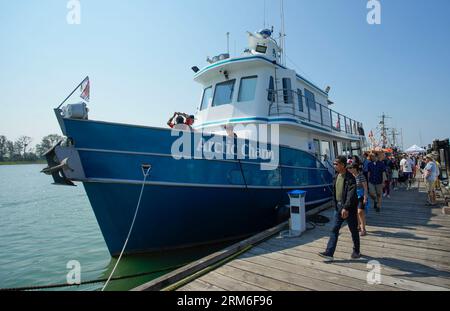 Richmond, Kanada. 26. August 2023. Besucher besuchen ein Vintage-Schiff, das am 26. August 2023 beim 20. Richmond Maritime Festival in Richmond, British Columbia, Kanada, am Dock ausgestellt wird. Liang Sen/Xinhua/Alamy Live News Stockfoto