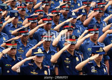 (140110) -- QUEZON CITY, 10. Januar 2014 (Xinhua) -- neubeförderte Polizisten und Polizistin der Philippinischen Nationalpolizei (PNP) leisten ihren Eid während der Anbringung von Rängen im Camp Crame in Quezon City, Philippinen, 10. Januar 2014. Insgesamt wurden 11.093 Offiziere der PNP in höhere Ränge auf den Philippinen berufen. (Xinhua/Rouelle Umali) PHILIPPINEN-QUEZON CITY-PNP RANKING PUBLICATIONxNOTxINxCHN Quezon City 10. Januar 2014 XINHUA neu beförderte Polizisten und Polizeifrauen der philippinischen National Police PNP leisten ihren EID während der RANGLISTEN im Camp CRA Stockfoto