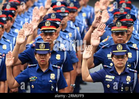(140110) -- QUEZON CITY, 10. Januar 2014 (Xinhua) -- neubeförderte Polizisten und Polizistin der Philippinischen Nationalpolizei (PNP) leisten ihren Eid während der Anbringung von Rängen im Camp Crame in Quezon City, Philippinen, 10. Januar 2014. Insgesamt wurden 11.093 Offiziere der PNP in höhere Ränge auf den Philippinen berufen. (Xinhua/Rouelle Umali) PHILIPPINEN-QUEZON CITY-PNP RANKING PUBLICATIONxNOTxINxCHN Quezon City 10. Januar 2014 XINHUA neu beförderte Polizisten und Polizeifrauen der philippinischen National Police PNP leisten ihren EID während der RANGLISTEN im Camp CRA Stockfoto