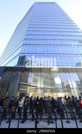 Kunden warten darauf, den neuen Apple Store in einem Tower-Gebäude des China Central Place an der Dawang Road in Peking, der Hauptstadt Chinas, am 10. Januar 2014 zu betreten. Apples vierter Laden in Peking wurde am Freitag eröffnet. (Xinhua/Qi Heng) (ry) CHINA-BEIJING-NEW APPLE STORE (CN) PUBLICATIONxNOTxINxCHN Kunden warten auf den Eintritt in den neuen Apple Store in einem Tower Building des China Central Place auf DER Straße in Peking Hauptstadt von China 10. Januar 2014 Apple S Vierter Store in Peking eröffnet AM Freitag XINHUA Qi Heng Ry China Beijing New Apple Cn-BÜNDELPACKUNGEN xNOTxINxCHN aufbewahren Stockfoto