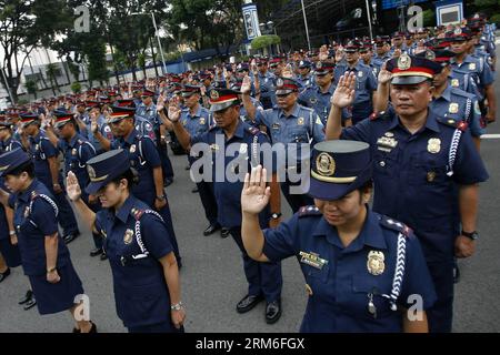 (140110) -- QUEZON CITY, 10. Januar 2014 (Xinhua) -- neubeförderte Polizisten und Polizistin der Philippinischen Nationalpolizei (PNP) leisten ihren Eid während der Anbringung von Rängen im Camp Crame in Quezon City, Philippinen, 10. Januar 2014. Insgesamt wurden 11.093 Offiziere der PNP in höhere Ränge auf den Philippinen berufen. (Xinhua/Rouelle Umali) PHILIPPINEN-QUEZON CITY-PNP RANKING PUBLICATIONxNOTxINxCHN Quezon City 10. Januar 2014 XINHUA neu beförderte Polizisten und Polizeifrauen der philippinischen National Police PNP leisten ihren EID während der RANGLISTEN im Camp CRA Stockfoto