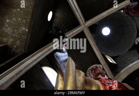 (140111) -- AMMAN, 11. Januar 2014 (Xinhua) -- der lateinische Patriarch von Jerusalem Fuad Twal segnet die Anhänger während eines Gottesdienstes im Rahmen einer jährlichen Pilgerfahrt zur Taufstätte in Südshuna, Jordantal, Amman, Jordanien, 10. Januar, 2014. Tausende von Pilgern strömten zur jährlichen Zeremonie von jordanischer und israelischer Seite, um die Gewässer an der Taufstelle zu segnen, wo man glaubt, dass Jesus Christus getauft wurde. (Xinhua/Mohammad Abu Ghosh) JORDANIEN--AMMAN--JÄHRLICHE ZEREMONIE PUBLICATIONxNOTxINxCHN Amman 11. Januar 2014 XINHUA lateinischer Patriarch von Jerusalem Fuad Twal segnet Follower Dur Stockfoto