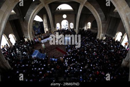 (140111) -- AMMAN, 11. Januar 2014 (Xinhua) -- christliche Pilger aus der ganzen Welt beten in der Johannes-Täufer-Kirche in der Nähe der Taufe am Jordan in South Shuna, Jordantal, Amman, Jordanien, 10. Januar, 2014. Tausende von Pilgern strömten zur jährlichen Zeremonie von jordanischer und israelischer Seite, um die Gewässer an der Taufstelle zu segnen, wo man glaubt, dass Jesus Christus getauft wurde. (Xinhua/Mohammad Abu Ghosh) JORDANIEN--AMMAN--JÄHRLICHE ZEREMONIE PUBLICATIONxNOTxINxCHN Amman 11. Januar 2014 XINHUA christliche Pilger aus aller Welt beten IN der Johannes-Täufer-Kirche IN der Nähe von Jorda Stockfoto