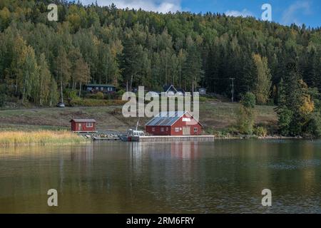 Schwedische Häuser und Berge am Meer auf dem campingplatz skuleberget Camping Caravan Camping in Hoga Kusten Schweden. Stockfoto