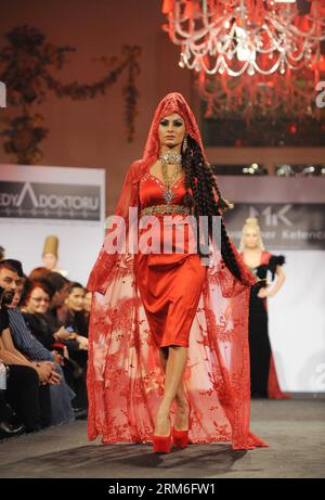 (140111) -- ISTANBUL, 10. Januar 2014 (Xinhua) -- Models präsentieren islamische Kreationen von Muammer Ketenci während der Istanbul Fashion Show of Civilizations in Istanbul, Türkei, am 10. Januar 2014. Die Modeschau zeigte 61 Kreationen islamischer, jüdischer und christlicher Motive. Es gab die Botschaft von Frieden und Freundschaft und zeigte, dass Istanbul eine Stadt der Mehrzivilisationen ist. (Xinhua/Lu Zhe) (bxq) TURKEY-ISTANBUL-FASHION SHOW-RELIGIONS-CIVILILIZATIONS PUBLICATIONxNOTxINxCHN Istanbul 10. Januar 2014 XINHUA Models präsentieren islamische Kreationen von Muammer während der Istanbul Fashion Show o Stockfoto