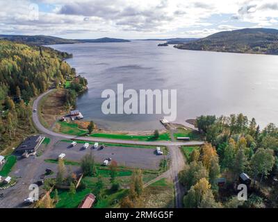 Blick auf die Berge und das Meer auf dem campingplatz skuleberget Caravan Camping in Hoga Kusten Schweden. Stockfoto