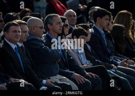 (140113) -- JERUSALEM, 13. Januar 2014 (Xinhua) -- Gilad Sharon (4. L), der Sohn des ehemaligen israelischen Premierministers Ariel Sharon, und Mitglieder der Familie Sharon nehmen am 13. Januar 2014 an einer staatlichen Gedenkfeier von Ariel Sharon in der israelischen Knesset (parlament) in Jerusalem Teil. Der Gedenkgottesdienst wurde hier am Montag von US-Vizepräsident Joe Biden, dem ehemaligen britischen Premierminister Tony Blair und Vertretern des Quartetts etc. Abgehalten. Der ehemalige israelische Premierminister Ariel Sharon, eine umstrittene Figur, die den Verlauf des Nahen Ostens veränderte, starb in einem Krankenhaus in der Nähe von Tel Aviv im Zentrum von ISR Stockfoto