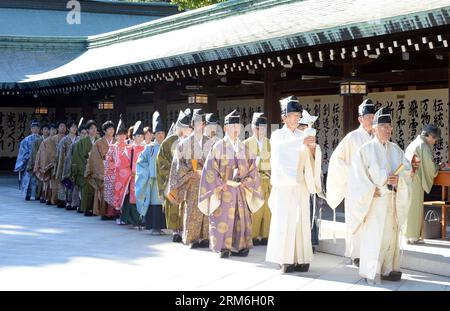 (140113) -- TOKIO, 13. Januar 2014 (Xinhua) -- Jugendliche nehmen an der Genpuku-Zeremonie Teil, die am 13. Januar 2014, dem Coming of Age Day, im Meiji-Schrein in Tokio, der Hauptstadt Japans, stattfindet. Menschen, die 20 Jahre alt geworden sind, nehmen an der jährlichen Zeremonie des Coming-of-Age-Tages am zweiten Montag im Januar in Japan Teil. Der Meiji-Schrein hält jedes Jahr eine historische japanische Coming-of-Age-Zeremonie mit dem Namen Genpuku am Coming of Age Day ab. (Xinhua/Ma Ping) (lyx) JAPAN-TOKIO-COMING-OF-AGE-FEIERLICHKEITEN PUBLICATIONxNOTxINxCHN TOKIO 13. Januar 2014 XINHUA-Jugendliche nehmen an der Genpuku Ceremony Hero im Meiji-Schrein in Tokios Hauptstadt von Teil Stockfoto