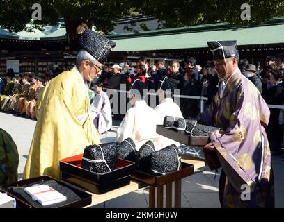 (140113) -- TOKIO, 13. Januar 2014 (Xinhua) -- Mitarbeiter bereiten Hüte für Jugendliche während der Genpuku-Zeremonie im Meiji-Schrein in Tokio, der Hauptstadt Japans, am 13. Januar 2014, dem Coming of Age Day, vor. Menschen, die 20 Jahre alt geworden sind, nehmen an der jährlichen Zeremonie des Coming-of-Age-Tages am zweiten Montag im Januar in Japan Teil. Der Meiji-Schrein hält jedes Jahr eine historische japanische Coming-of-Age-Zeremonie mit dem Namen Genpuku am Coming of Age Day ab. (Xinhua/Ma Ping) (lyx) JAPAN-TOKIO-COMING-OF-AGE-DAY-CELEBRATION PUBLICATIONxNOTxINxCHN TOKIO 13. Januar 2014 XINHUA-Mitarbeiter bereiten Hüte für Jugendliche während des TAGES vor Stockfoto