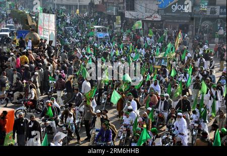 (140114) -- LAHORE, 14. Januar 2014 (Xinhua) -- pakistanische Muslime nehmen am 14. Januar 2014 an einer Parade anlässlich des Geburtstages des Propheten Mohammed Eid-e-Milad-un-Nabi im östlichen pakistanischen Lahore Teil. Muslime auf der ganzen Welt feierten die Geburt des Propheten Mohammed am 12. Rabil ul Awal, einem Monat des muslimischen Kalenders. (Xinhua/Sajjad) PAKISTAN-LAHORE-RELIGION PUBLICATIONxNOTxINxCHN LAHORE 14. Januar 2014 XINHUA pakistanische Muslime nehmen an einer Parade Teil, während der Feierlichkeiten anlässlich des Eid e Milad UN Nabi, des Geburtstages des Propheten Mohammed in Ostpakistan S Lahore AM 14. Januar 2014 Stockfoto