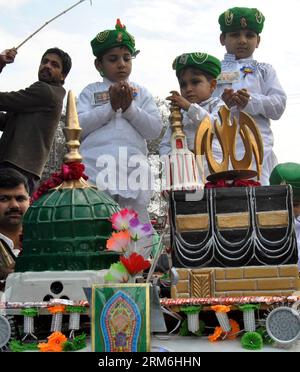 (140114) -- LAHORE, 14. Januar 2014 (Xinhua) -- pakistanische Muslime nehmen am 14. Januar 2014 an einer Parade anlässlich des Geburtstages des Propheten Mohammed Eid-e-Milad-un-Nabi im östlichen pakistanischen Lahore Teil. Muslime auf der ganzen Welt feierten die Geburt des Propheten Mohammed am 12. Rabil ul Awal, einem Monat des muslimischen Kalenders. (Xinhua/Sajjad) PAKISTAN-LAHORE-RELIGION PUBLICATIONxNOTxINxCHN LAHORE 14. Januar 2014 XINHUA pakistanische Muslime nehmen an einer Parade Teil, während der Feierlichkeiten anlässlich des Eid e Milad UN Nabi, des Geburtstages des Propheten Mohammed in Ostpakistan S Lahore AM 14. Januar 2014 Stockfoto