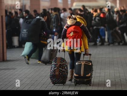 (140116) -- HANGZHOU, 16. Januar 2014 (Xinhua) -- Passagiere sind im Begriff, am Hangzhou Bahnhof in Hangzhou, der Hauptstadt der ostchinesischen Provinz Zhejiang, am 16. Januar 2014 in ihre Züge einzusteigen. Der Reiserouch des Frühlingsfestes 2014 begann in den frühen Donnerstagsstunden. Etwa 3,62 Milliarden Reisen werden während des 40-tägigen Frühjahrsfestivals unternommen, so Lian Weiliang, stellvertretender Leiter der Nationalen Entwicklungs- und Reformkommission auf einer Pressekonferenz. (Xinhua/Han Chuanhao) (wf) CHINA-HANGZHOU-SPRING FESTIVAL TRAVEL RUSH (CN) PUBLICATIONxNOTxINxCHN Hangzhou 16. Januar 2014 XINHUA Stockfoto