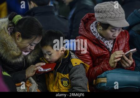 (140116) -- HANGZHOU, 16. Januar 2014 (Xinhua) -- Passagiere warten auf ihre Züge am Hangzhou Bahnhof in Hangzhou, Hauptstadt der ostchinesischen Provinz Zhejiang, 16. Januar 2014. Der Reiserouch des Frühlingsfestes 2014 begann in den frühen Donnerstagsstunden. Etwa 3,62 Milliarden Reisen werden während des 40-tägigen Frühjahrsfestivals unternommen, so Lian Weiliang, stellvertretender Leiter der Nationalen Entwicklungs- und Reformkommission auf einer Pressekonferenz. (Xinhua/Han Chuanhao) (wf) CHINA-HANGZHOU-SPRING FESTIVAL TRAVEL RUSH (CN) PUBLICATIONxNOTxINxCHN Hangzhou Jan 16 2014 XINHUA Passagiere Stockfoto