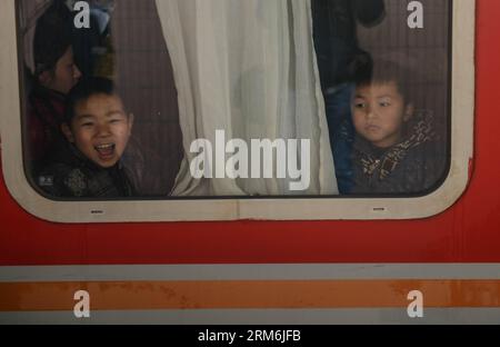 (140116) -- HANGZHOU, 16. Januar 2014 (Xinhua) -- Passagiere werden an Bord eines Zuges nach Chengdu am Hangzhou Bahnhof in Hangzhou, der Hauptstadt der ostchinesischen Provinz Zhejiang, am 16. Januar 2014 gesehen. Der Reiserouch des Frühlingsfestes 2014 begann in den frühen Donnerstagsstunden. Etwa 3,62 Milliarden Reisen werden während des 40-tägigen Frühjahrsfestivals unternommen, so Lian Weiliang, stellvertretender Leiter der Nationalen Entwicklungs- und Reformkommission auf einer Pressekonferenz. (Xinhua/Han Chuanhao) (wf) CHINA-HANGZHOU-SPRING FESTIVAL TRAVEL RUSH (CN) PUBLICATIONxNOTxINxCHN Hangzhou, 16. Januar Stockfoto