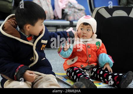 (140116) -- HANGZHOU, Jan. 16, 2014 (Xinhua) -- Kids play while waiting for their trains at Hangzhou East Railway Station in Hangzhou, capital of east China s Zhejiang province, Jan. 16, 2014. The 2014 Spring Festival travel rush of China started on the wee hours of Thursday. About 3.62 billion trips will be made during the 40-day Spring Festival travel rush, according to Lian Weiliang, deputy head of the National Development and Reform Commission at a press conference. (Xinhua/Ju Huangzong) (wf) CHINA-HANGZHOU-SPRING FESTIVAL TRAVEL RUSH (CN) PUBLICATIONxNOTxINxCHN   Hangzhou Jan 16 2014 XINH Stock Photo