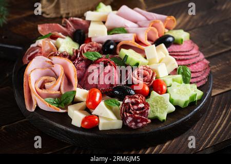 Bunte Wurstbretter und Kästchen Gemüse, Fleisch und Käse. Auswahl an leckeren Vorspeisen oder Antipasti. Stockfoto