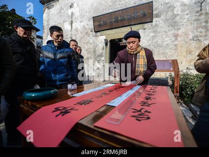 (140116) -- HANGZHOU, 16. Januar 2014 (Xinhua) -- Ein Mann schreibt Frühlingsfest-Rollen für Touristen in der antiken Stadt Tangqi der Stadt Hangzhou, der Hauptstadt der ostchinesischen Provinz Zhejiang, 16. Januar 2014. Am Donnerstag fand hier eine Volksveranstaltung statt, um das Mondneujahr zu begrüßen. (Xinhua/Xu Yu) (cjq) CHINA-HANGZHOU-SPRING FESTIVAL-PREPARATION (CN) PUBLICATIONxNOTxINxCHN HANGZHOU Jan 16 2014 XINHUA ein Mann schreibt Frühlingsfest für Touristen IN der alten Stadt Hangzhou Hauptstadt der ostchinesischen Provinz S Zhejiang Jan 16 2014 eine Folk-Aktivität für die Begrüßung des Mondneulings Was Held Stockfoto