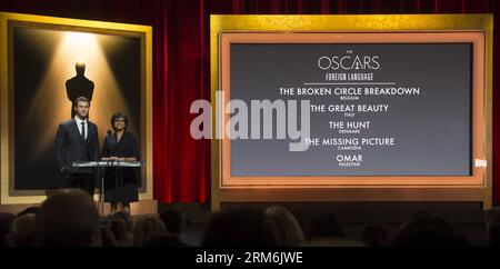 (140116) -- LOS ANGELES, 16. Januar 2014 (Xinhua) -- Schauspieler Chris Hemsworth (L) und der Präsident der Academy of Motion Picture Arts and Sciences Cheryl Boone Isaacs sprechen bei der 86th Academy Awards Nominations Ansage, an der Academy of Motion Picture Arts and Sciences in Beverly Hills, Kalifornien, USA, 16. Januar, 2014. die Oscars finden am 2. März 2014 im Dolby Theatre in Hollywood, Kalifornien, statt. (Xinhua/Yang Lei) US-LOS ANGELES-ACADEMY AWARDS-NOMINIERUNG PUBLICATIONxNOTxINxCHN Los Angeles 16. Januar 2014 XINHUA-Schauspieler Chris l und Academy of Motion Picture Arts and Sciences Presi Stockfoto