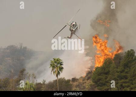 (140116) -- LOS ANGELES, 16. Januar 2014 (Xinhua) -- Ein Hubschrauber spritzt Wasser während einer Operation über dem Angeles National Forest, nördlich von Glendora, 16. Januar 2014. Das Colby-Feuer, das um 6 Uhr morgens als unkontrolliertes Lagerfeuer gemeldet wurde, ist auf 1.700 Acres gewachsen und verursachte dicken Rauch über der Region Los Angeles. (Xinhua/Yang Lei) US-LOS ANGELES-FOREST-FIRE PUBLICATIONxNOTxINxCHN Los Angeles Jan 16 2014 XINHUA A Helicopter sprüht Wasser während des Betriebs oberhalb des Angeles National Forest nördlich von Glendora Jan 16 2014 das Colby-Feuer meldete BEI etwa 6 A M, dass das Out of Control Camp Fire Stockfoto