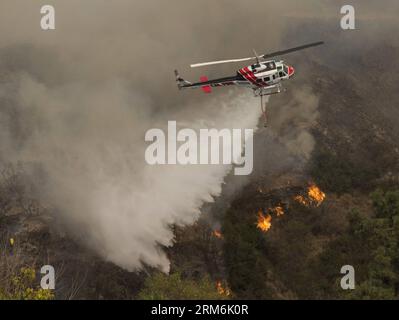 (140116) -- LOS ANGELES, 16. Januar 2014 (Xinhua) -- Ein Hubschrauber spritzt Wasser während einer Operation über dem Angeles National Forest, nördlich von Glendora, 16. Januar 2014. Das Colby-Feuer, das um 6 Uhr morgens als unkontrolliertes Lagerfeuer gemeldet wurde, ist auf 1.700 Acres gewachsen und verursachte dicken Rauch über der Region Los Angeles. (Xinhua/Yang Lei) US-LOS ANGELES-FOREST-FIRE PUBLICATIONxNOTxINxCHN Los Angeles Jan 16 2014 XINHUA A Helicopter sprüht Wasser während des Betriebs oberhalb des Angeles National Forest nördlich von Glendora Jan 16 2014 das Colby-Feuer meldete BEI etwa 6 A M, dass das Out of Control Camp Fire Stockfoto