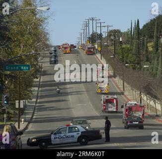 (140116) -- LOS ANGELES, 16. Januar 2014 (Xinhua) -- Polizeifahrzeuge und Feuerwehrautos sind über dem Angeles National Forest, nördlich von Glendora, 16. Januar 2014 zu sehen. Das Colby-Feuer, das um 6 Uhr morgens als unkontrolliertes Lagerfeuer gemeldet wurde, ist auf 1.700 Acres gewachsen und verursachte dicken Rauch über der Region Los Angeles. (Xinhua/Yang Lei) US-LOS ANGELES-FOREST-FIRE PUBLICATIONxNOTxINxCHN Los Angeles Jan 16 2014 XINHUA Police Vehicle and Fire Trucks are Lakes above the Angeles National Forest nördlich von Glendora Jan 16 2014 das Colby Fire berichtete BEI etwa 6 A M, dass das Feuer aus dem Kontrolllager auf 1 angewachsen ist Stockfoto