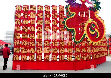 ZHENGZHOU - Photo taken on Feb. 5, 2009 shows a wall made up with more than 200 Chinese characters fu on a square in Kaifeng, central China s Henan Province. The Chinese Character fu , which means good luck , is common everywhere across China during the Spring Festival. It is popular for its propitious meaning, also can be interpreted as happiness , which the Chinese people believe will give them blessing in the coming new year. (Xinhua/Wang Song) (zwx) CHINA-SPRING FESTIVAL-CHINESE CHARACTER FU (CN) PUBLICATIONxNOTxINxCHN   Zhengzhou Photo Taken ON Feb 5 2009 Shows a Wall Made up With More th Stock Photo