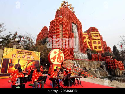 (140118) -- ZHENGZHOU, 18. Januar 2014 (Xinhua) -- Foto aufgenommen am 8. Februar 2011 zeigt Künstler, die vor einem Berg, der vom chinesischen Charakter Fu dekoriert ist, mit Musikinstrumenten spielen, während einer Tempelmesse in Kaifeng, der zentralchinesischen Provinz Henan. Der chinesische Charakter Fu , was viel Glück bedeutet, ist während des Frühlingsfestes überall in China verbreitet. Es ist beliebt für seine vorteilhafte Bedeutung, kann auch als Glück interpretiert werden, von dem das chinesische Volk glaubt, dass es ihnen im kommenden neuen Jahr segnen wird. (Xinhua/Wang Song) (zwx) CHINA-SPRING FESTIVAL-CHINESE CHARACTER FU (CN) Stockfoto
