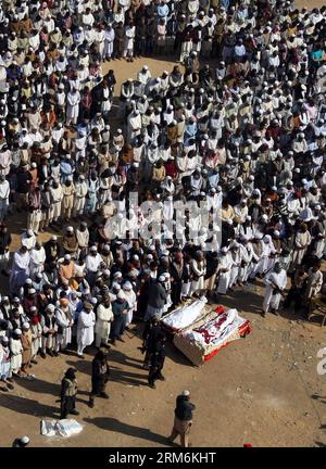 (140118) -- KARACHI, 18. Januar 2014 (Xinhua) -- Menschen nehmen am 18. Januar 2014 an einer Trauerfeier eines religiösen Geistlichen in der südpakistanischen Hafenstadt Karachi Teil. Mindestens 10 Personen, darunter drei, die mit einem privaten Nachrichtenkanal in Verbindung standen, wurden getötet und mehrere andere wurden verletzt, als am Freitag in Pakistans südlicher Hafenstadt Karachi gefeuert wurde, sagten lokale Medien und Polizei. (Xinhua/Arshad) PAKISTAN-KARACHI-UNREST-FUNERAL PUBLICATIONxNOTxINxCHN Karachi 18. Januar 2014 XINHUA-Prominente nehmen AM 18. Januar an einer Trauerfeier eines religiösen Geistlichen in der südpakistanischen Hafenstadt Karachi Teil Stockfoto