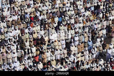 (140118) -- KARACHI, 18. Januar 2014 (Xinhua) -- Menschen nehmen am 18. Januar 2014 an einer Trauerfeier eines religiösen Geistlichen in der südpakistanischen Hafenstadt Karachi Teil. Mindestens 10 Personen, darunter drei, die mit einem privaten Nachrichtenkanal in Verbindung standen, wurden getötet und mehrere andere wurden verletzt, als am Freitag in Pakistans südlicher Hafenstadt Karachi gefeuert wurde, sagten lokale Medien und Polizei. (Xinhua/Arshad) PAKISTAN-KARACHI-UNREST-FUNERAL PUBLICATIONxNOTxINxCHN Karachi 18. Januar 2014 XINHUA-Prominente nehmen AM 18. Januar an einer Trauerfeier eines religiösen Geistlichen in der südpakistanischen Hafenstadt Karachi Teil Stockfoto