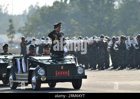 Der thailändische Armeechef Prayuth Chan-ocha (Front) begrüßt während der Feierlichkeiten zum Tag der Königlich Thailändischen Streitkräfte auf einer Militärbasis in Bangkok, Thailand, am 18. Januar 2014. Der Oberbefehlshaber der Armee, General Thanasak Patimapakorn, forderte am Samstag, dass alle Seiten zusammenkommen und reden, um eine Lösung zu finden. Er sagte auch, er habe kein Interesse daran, selbst Premierminister zu werden und in der jüngsten Episode als Vermittler zu fungieren. (Xinhua/Gao Jianjun) THAILAND-BANGKOK-ARMEE-COUP-DENIAL PUBLICATIONxNOTxINxCHN Thai Army Chief Prayuth Chan OCHA Front begrüßt während der Feierlichkeiten des Royal Thai Armed Forces Day BEI A M Stockfoto