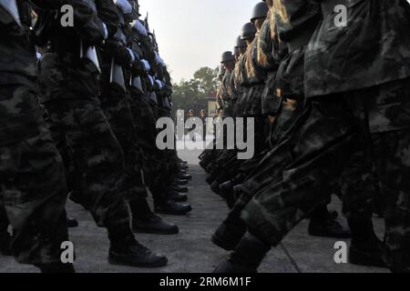 Die thailändischen Soldaten paraden während der Feierlichkeiten des Royal Thai Armed Forces Day auf einem Militärstützpunkt in Bangkok, Thailand, 18. Januar 2014. Der Oberbefehlshaber der Armee, General Thanasak Patimapakorn, forderte am Samstag, dass alle Seiten zusammenkommen und reden, um eine Lösung zu finden. Er sagte auch, er habe kein Interesse daran, selbst Premierminister zu werden und in der jüngsten Episode als Vermittler zu fungieren. (Xinhua/Gao Jianjun) THAILAND-BANGKOK-ARMEE-COUP-LEUGNUNG PUBLICATIONxNOTxINxCHN Thai Soldiers Parade während der Feierlichkeiten des Royal Thai Armed Forces Day AUF einer Militärbasis in Bangkok Thai Land Januar 18 2014 Army Su Stockfoto