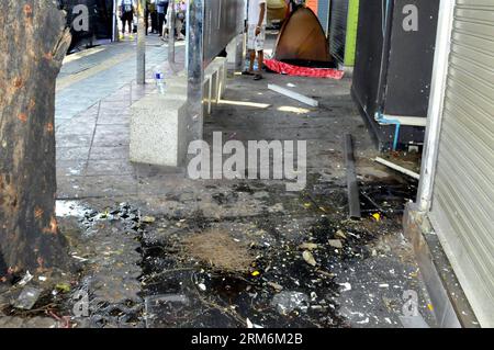 (140119) -- BANGKOK, 19. Januar 2014 (Xinhua) -- Foto aufgenommen am 19. Januar 2014, zeigt die Szene einer Explosion am Victory Monument in Bangkok, Thailand. Am Sonntag explodierte eine Bombe am Siegesdenkmal in der thailändischen Hauptstadt Bangkok und verletzte 28 Menschen, darunter eine Reporterin, berichteten lokale Medien. (Xinhua/Rachen Sageamsak) THAILAND-BANGKOK-BOMBENANGRIFF PUBLICATIONxNOTxINxCHN BANGKOK Jan 19 2014 XINHUA Foto aufgenommen AM 19. Januar 2014 zeigt die Szene der Explosion AM Siegesdenkmal in Bangkok Thai Land eine Bombe explodierte AM Siegesdenkmal in der thailändischen Hauptstadt Bangkok AM Sonntag verletzt 28 Stockfoto