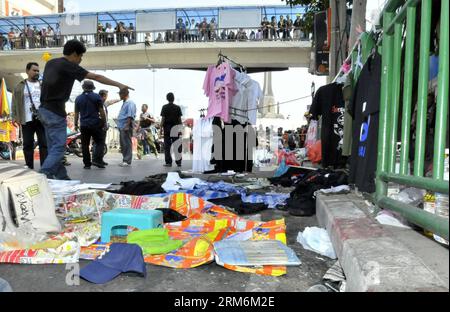 (140119) -- BANGKOK, 19. Januar 2014 (Xinhua) -- Foto aufgenommen am 19. Januar 2014, zeigt die Szene einer Explosion am Victory Monument in Bangkok, Thailand. Am Sonntag explodierte eine Bombe am Siegesdenkmal in der thailändischen Hauptstadt Bangkok und verletzte 28 Menschen, darunter eine Reporterin, berichteten lokale Medien. (Xinhua/Rachen Sageamsak) THAILAND-BANGKOK-BOMBENANGRIFF PUBLICATIONxNOTxINxCHN BANGKOK Jan 19 2014 XINHUA Foto aufgenommen AM 19. Januar 2014 zeigt die Szene der Explosion AM Siegesdenkmal in Bangkok Thai Land eine Bombe explodierte AM Siegesdenkmal in der thailändischen Hauptstadt Bangkok AM Sonntag verletzt 28 Stockfoto