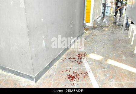 (140119) -- BANGKOK, 19. Januar 2014 (Xinhua) -- Foto aufgenommen am 19. Januar 2014, zeigt die Szene einer Explosion am Victory Monument in Bangkok, Thailand. Am Sonntag explodierte eine Bombe am Siegesdenkmal in der thailändischen Hauptstadt Bangkok und verletzte 28 Menschen, darunter eine Reporterin, berichteten lokale Medien. (Xinhua/Rachen Sageamsak) THAILAND-BANGKOK-BOMBENANGRIFF PUBLICATIONxNOTxINxCHN BANGKOK Jan 19 2014 XINHUA Foto aufgenommen AM 19. Januar 2014 zeigt die Szene der Explosion AM Siegesdenkmal in Bangkok Thai Land eine Bombe explodierte AM Siegesdenkmal in der thailändischen Hauptstadt Bangkok AM Sonntag verletzt 28 Stockfoto