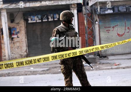 (140120) -- RAWALPINDI, Jan. 20, 2014 (Xinhua) -- A Pakistani soldier stands guard at the site of a suicide attack in Rawalpindi, adjacent city of Islamabad, capital of Pakistan, Jan. 20, 2014. At least 13 people were killed and over 20 others injured when a suicide bomber blew himself up near a police check post jointly owned by police and Pakistani army in Rawalpindi on Monday morning, officials said. (Xinhua/Ahmad Kamal) PAKISTAN-RAWALPINDI-SUICIDE-ATTACK PUBLICATIONxNOTxINxCHN   Rawalpindi Jan 20 2014 XINHUA a Pakistani Soldier stands Guard AT The Site of a Suicide Attack in Rawalpindi adj Stockfoto