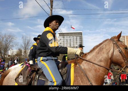 (140120) -- HOUSTON, 20. Januar 2014 (Xinhua) -- Reiter in Kostümen der Buffalo Soldiers marschieren während einer Parade zum Martin Luther King Day in Houston, 20. Januar 2014. Am dritten Montag im Januar findet jedes Jahr in den Vereinigten Staaten eine Reihe von Aktivitäten statt, um Martin Luther King Jr. zu ehren, der am 4. April 1968 im Alter von 39 Jahren ermordet wurde. (Xinhua/Song Qiong) US-HOUSTON-MLK DAY-MEMORATION PUBLICATIONxNOTxINxCHN Houston 20. Januar 2014 XINHUA Horse Riders in Kostümen der Buffalo Soldiers marschieren während einer Parade zum Martin Luther King Day in Houston J Stockfoto